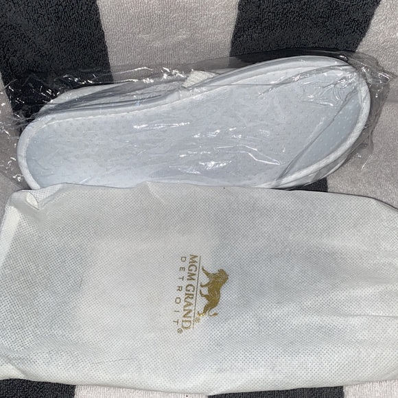 MGM grand DETROIT embroidered slippers NEW in package w/ monogrammed dust bag - Picture 2 of 2